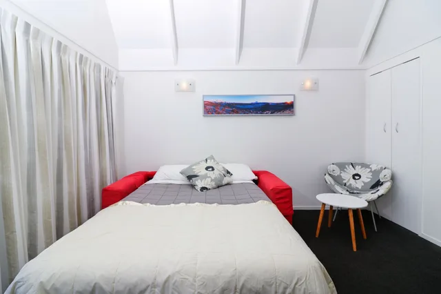 جناح سوبيريور بسرير كينج بغرفة نوم واحدة مع أريكة بجاكوزي، Gables Lakefront Motel 3/7
