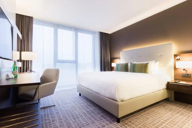 Standard, King Bed, Park View, Courtyard Wolfsburg 3/10