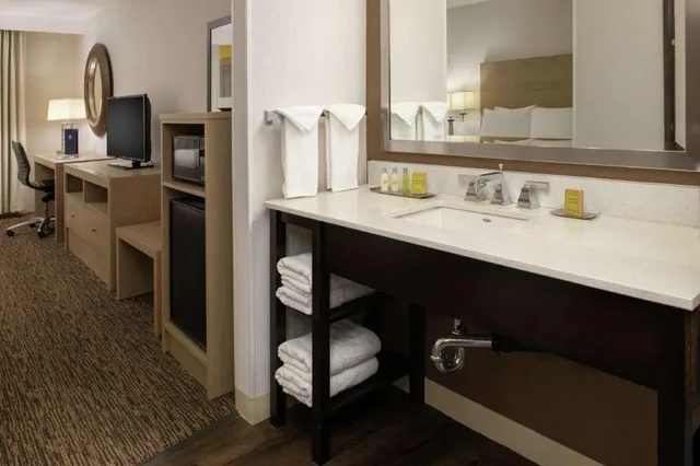 غرفة بسريرين كوين بحوض استحمام لذوي الإعاقة، DoubleTree by Hilton Hotel Portland - Tigard 5/7