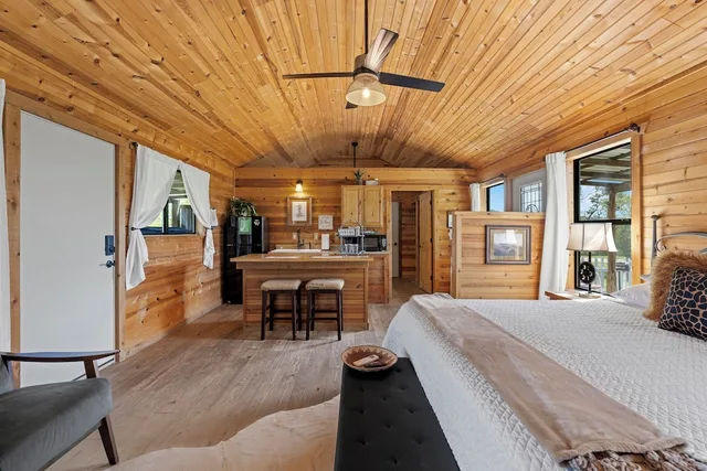1 Bedroom, Signature, Cabin, King Bed, Hill View, Hot Tub، City on a Hill at Spring Creek 3/9