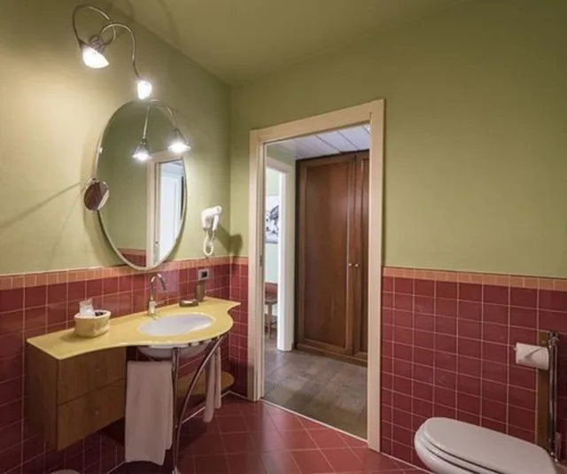 غرفة بسرير كينج بإطلالة على البحيرة بشرفة، Hotel La Darsena 4/4