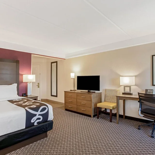 غرفة تنفيذية بسرير كينج مع أريكة، La Quinta Inn Suites Panama City 2/4
