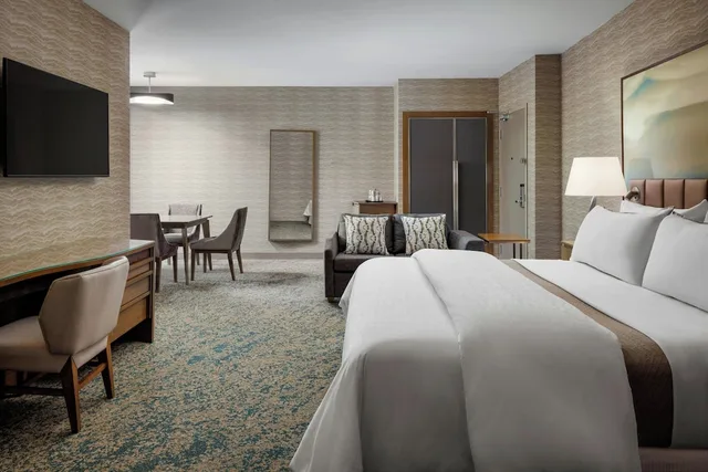 غرفة ديلوكس بسرير كينج، The Westin Calgary Airport 1/8