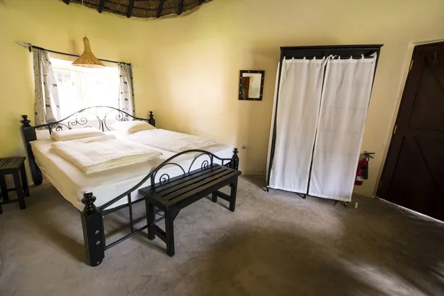 كوخ عائلي بسريرين كينج وسرير فردي بإطلالة على المسبح، Nyati Hill Cottages 1/1