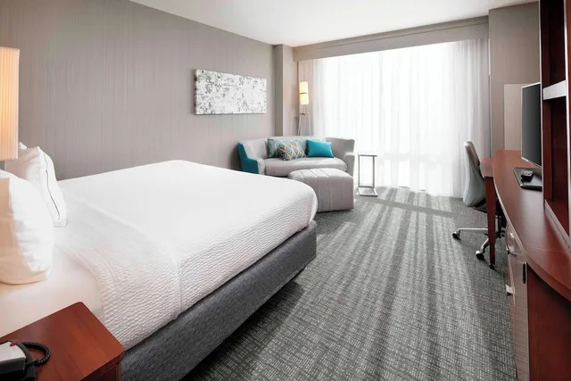 غرفة بسرير كينج مع أريكة بحوض استحمام لذوي الإعاقة، Courtyard Indianapolis Downtown 1/3