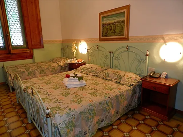 غرفة ثلاثية، Hotel Desiree 3/7