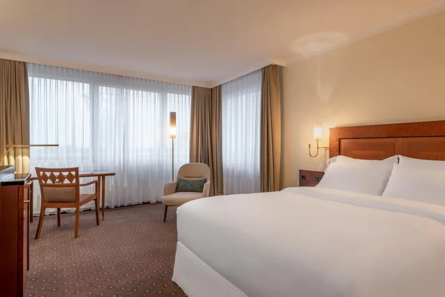 غرفة ديلوكس بسرير فردي وسرير كوين، The Westin Grand Munich 1/4