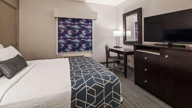 غرفة بسرير كوين بحوض استحمام لذوي الإعاقة، Best Western Plus Wilkes Barre-Scranton Airport Hotel 2/4