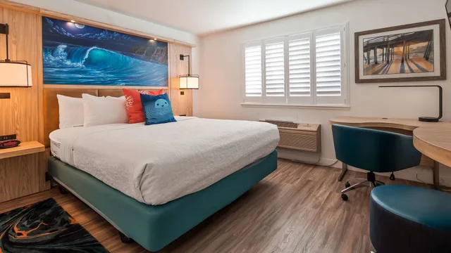 غرفة قياسية بسرير كينج بحوض جاكوزي، Best Western Plus Capitola By the Sea Inn Suites 3/8