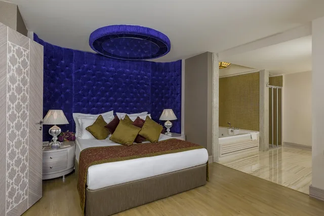 جناح بسريرين منفصلين وسرير كينج وسرير كوين مع أريكة، Royal Alhambra Palace 1/4