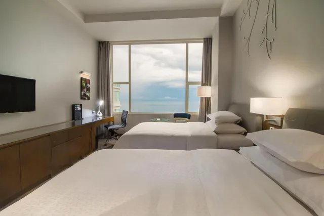 غرفة بريميير ديلوكس بسريرين منفصلين بإطلالة على البحر، FOUR POINTS BY SHERATON MANADO 5/10
