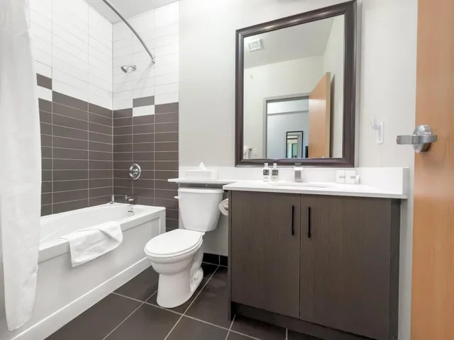 Coast, Premium, King Bed, Sofa، Coast Lethbridge Hotel and Conference Centre 4/6