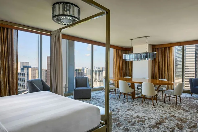 Cosmopolitan, Suite, King Bed, Pool View, Sofa, Corner، MARRIOTT MARQUIS HOUSTON 3/7