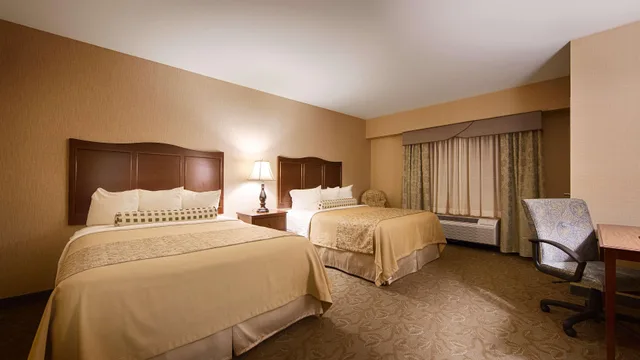 Suite, 2 Queen Beds, The Inn at Lewisburg, BW Signature Collection 2/6