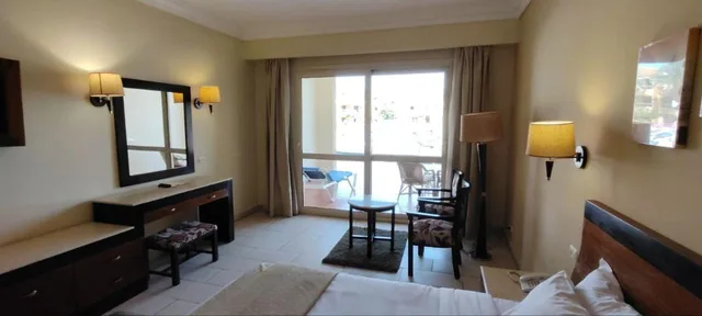 غرفة بسرير مزدوج بإطلالة على المسبح، Regency Plaza Aqua Park Spa Resort 5/6