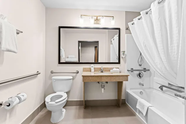 غرفة بسرير كينج بحوض استحمام لذوي الإعاقة، Best Western Moriarty Heritage Inn 4/4
