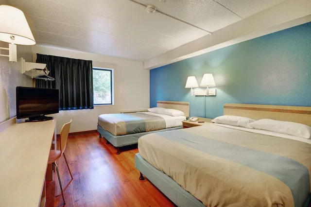 Standard, Quadruple, 2 Queen Beds, Motel6 Newport, RI 1/10