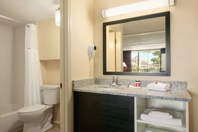 غرفة بسرير كينج، Days Inn by Wyndham Clearwater/Gulf to Bay 3/3