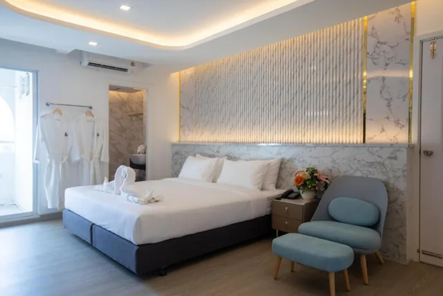 غرفة ديلوكس بسرير كينج بحوض استحمام، Airbus Hotel at Phawana Station 1/2