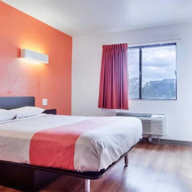 غرفة بسرير كينج، Motel6 Fort Worth, TX - Stockyards 2/10