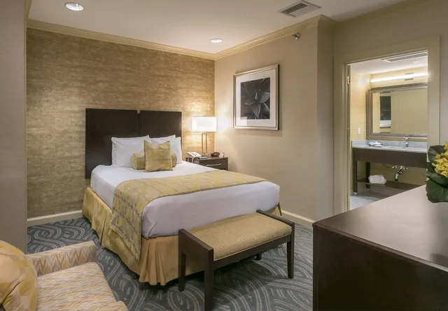 غرفة قياسية بسرير كوين لذوي الإعاقة، Robert Treat Hotel 6/9