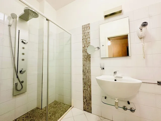 غرفة ثلاثية بسرير كينج وسرير فردي، HOTEL MIRAMARE 6/6