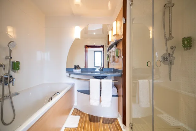 غرفة كومفورت رباعية بسرير مزدوج وسريرين منفصلين، B&B Hotel Calais Terminal Cite Europe 4 etoiles 5/5