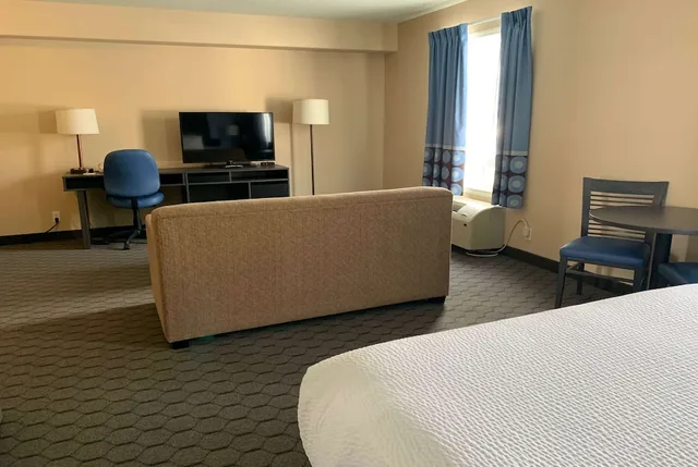 غرفة بزنس بسرير كوين مع أريكة، Super 8 Swan River Mb 5/6