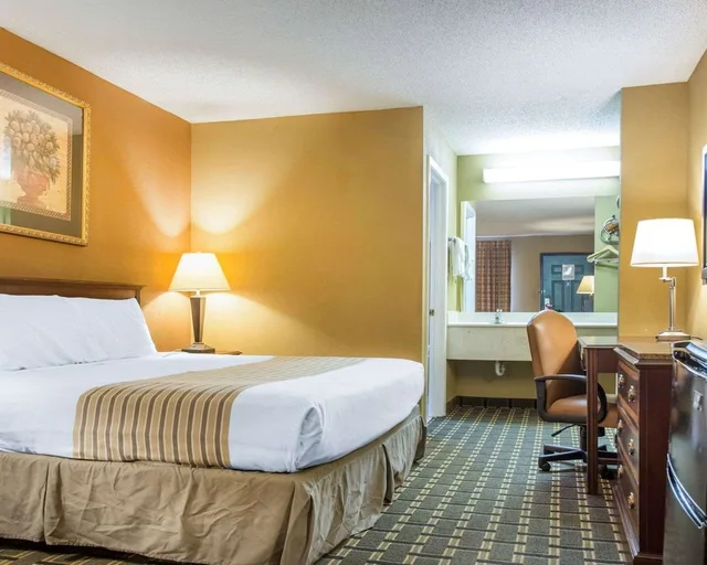 غرفة قياسية بسرير كينج، Econo Lodge Acworth East 1/5