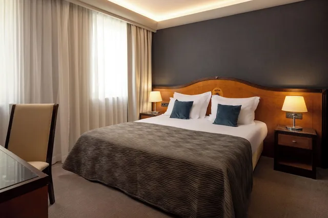 جناح جونيور بسرير مزدوج بشرفة بغرفة نوم واحدة بإطلالة جزئية على البحر مع أريكة، Hotel More Dubrovnik - Adults Only 3/10