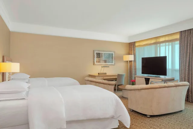 جناح تنفيذي بسريرين منفصلين بإطلالة على البحر بشرفة، Sheraton Club Des Pins Resort 1/4