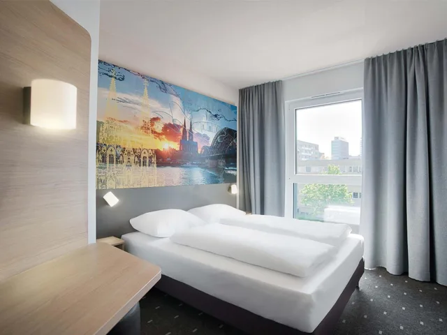 غرفة بسرير كوين، B&B Hotel Koln-City 1/1