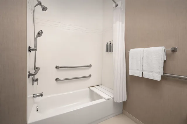 استوديو بسرير كينج مع أريكة لذوي الإعاقة، Residence Inn by Marriott Fayetteville Cross Creek 2/3