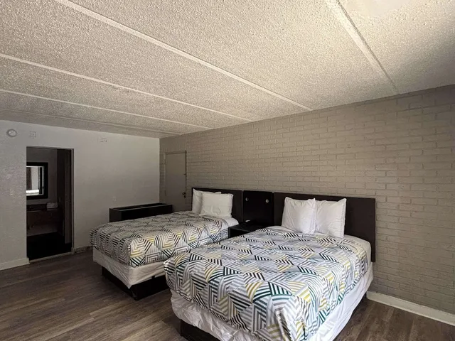 غرفة قياسية بسريرين مزدوجين بمطبخ للمدخنين، Studio6 Tallahassee, FL – North Monroe 1/10