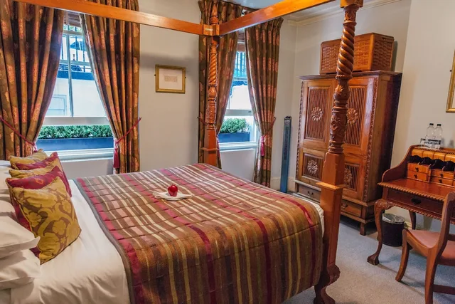 Four Poster, Queen Bed، Twenty Nevern Square Hotel 3/10