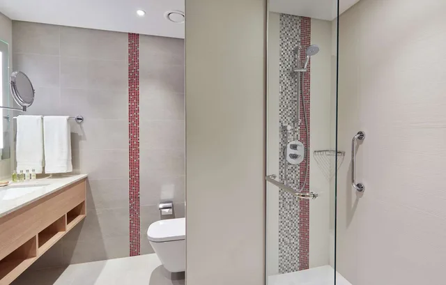 غرفة متصلة عائلية بسريرين منفصلين، Hilton Garden Inn Muscat Al Khuwair 2/3