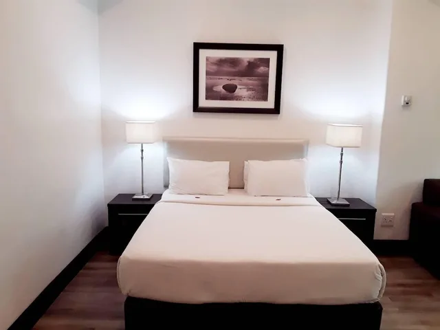 غرفة بسرير كوين بإطلالة جزئية على البحر، Parade Hotel 2/5