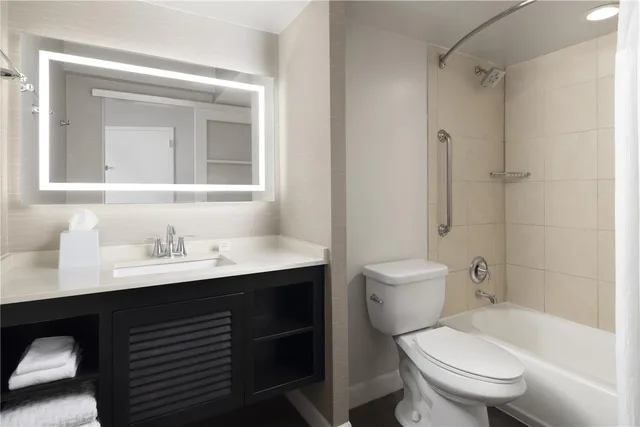 Room, King Bed, Bay View, High Floor، The DEXTRO Little Italy, BW Premier Collection 4/4