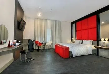 Junior, King Bed, Swiss-Belcourt Makassar 1/2