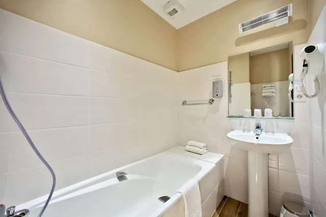 غرفة ثلاثية بسرير مزدوج وسرير فردي، HOTEL LA CHAUMIERE 2/2