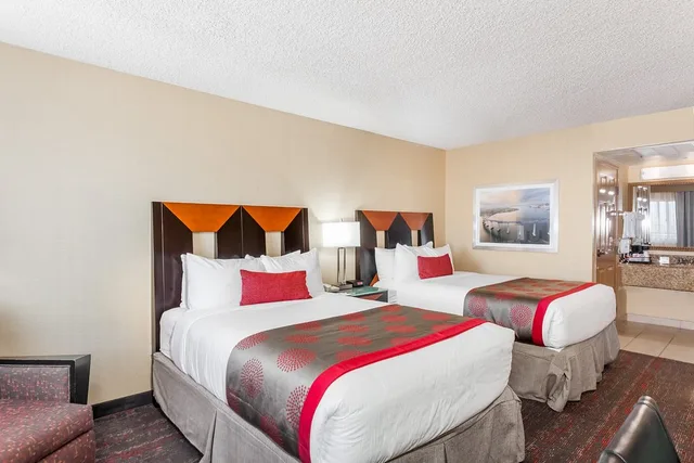 غرفة رباعية بسريرين مزدوجين، Ramada by Wyndham San Diego National City 1/2