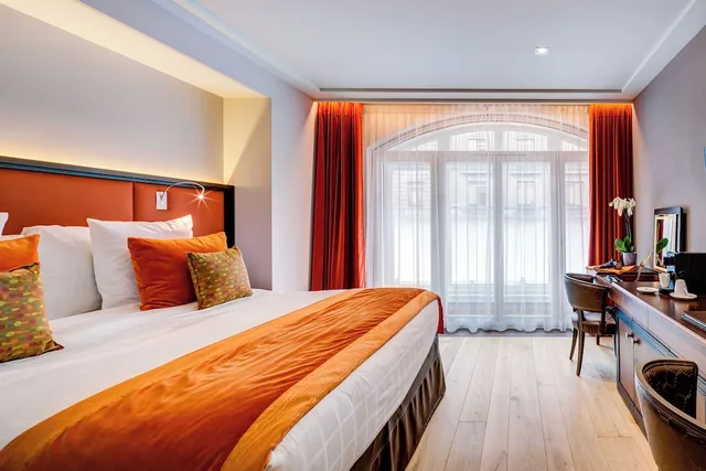 Ladies First، Hotel Bristol Geneva 1/4