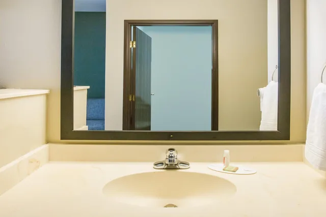 غرفة بسرير كينج بحوض استحمام لذوي الإعاقة، Super 8 By Wyndham Port Arthur/Nederland Area 8/9