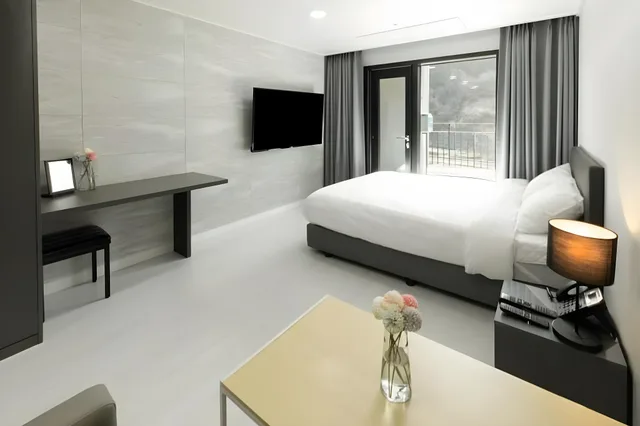 غرفة قياسية بسرير مزدوج بشرفة، Miami Hotel Jeongseon 1/1