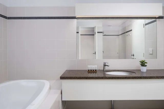 Executive, Queen Bed, Esplanade Hotel Fremantle by Rydges 3/4