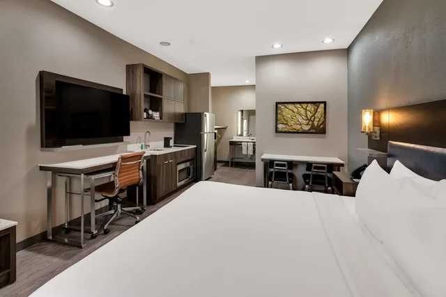 جناح بسرير كينج بمطبخ صغير بحوض استحمام لذوي الإعاقة، BEST WESTERN LAPLACE INN 2/4