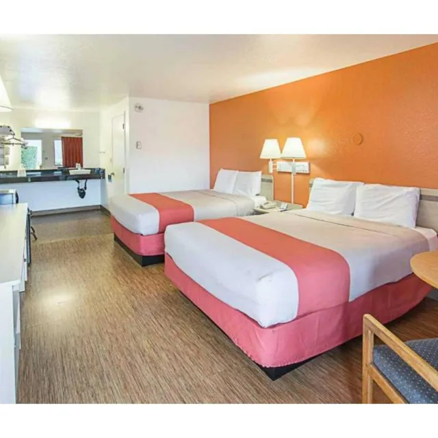 غرفة بسرير كينج وسريرين كوين لذوي الإعاقة، Motel6 Gold Beach, OR 1/7