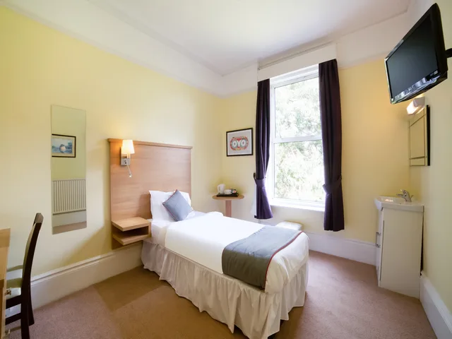 Standard Single Room - Shared, OYO Eagle House Hotel St Leonards Hastings 3/5