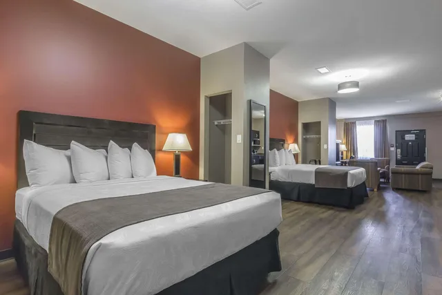 Efficiency, 2 Queen Beds، Quality Inn and Suites Saskatoon 1/4