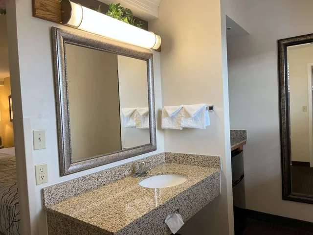 Room, 2 Queen Beds, Exterior Entrance، Best Western Plus Silver Saddle Inn 3/3